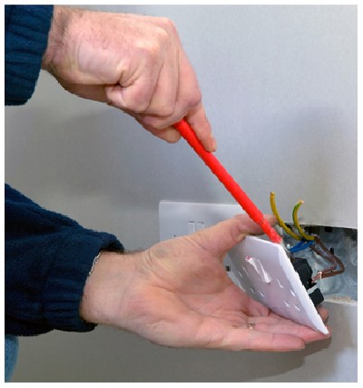 Foto 1 - Eletricista- instal e manut de ar condicionado